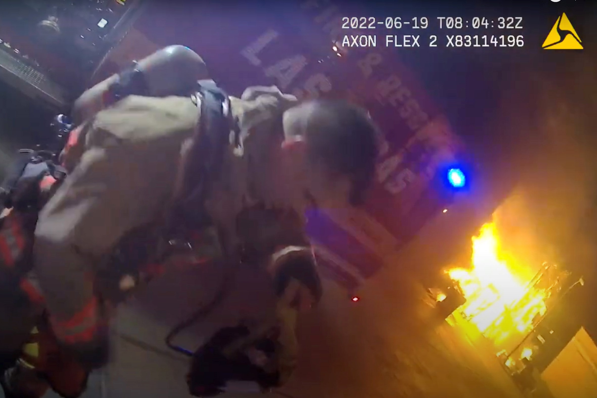 Tanggapan kebakaran di pusat kota Las Vegas tertangkap kamera tubuh polisi