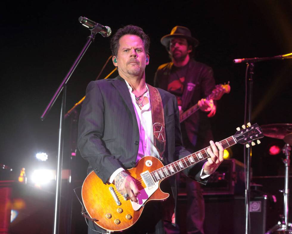 Penyanyi-penulis lagu Gary Allan tampil pada Hari 2 Festival Musik Country Barrel Besar 2015 di ...
