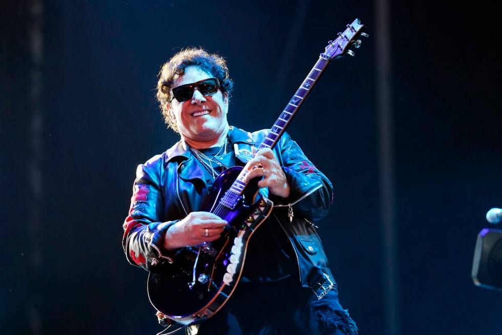 Neal Schon dari band Journey tampil di hari ketiga festival musik Lollapalooza di Satu...