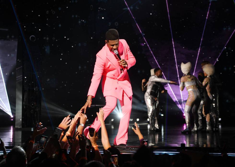 LAS VEGAS, NEVADA - 16 JULI: Usher tampil di grand opening 