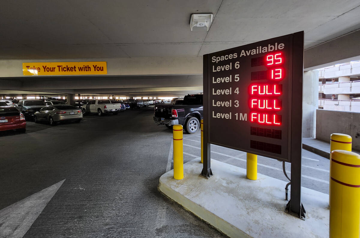 Penyalahgunaan parkir bandara Vegas oleh pejabat Clark County terus berlanjut