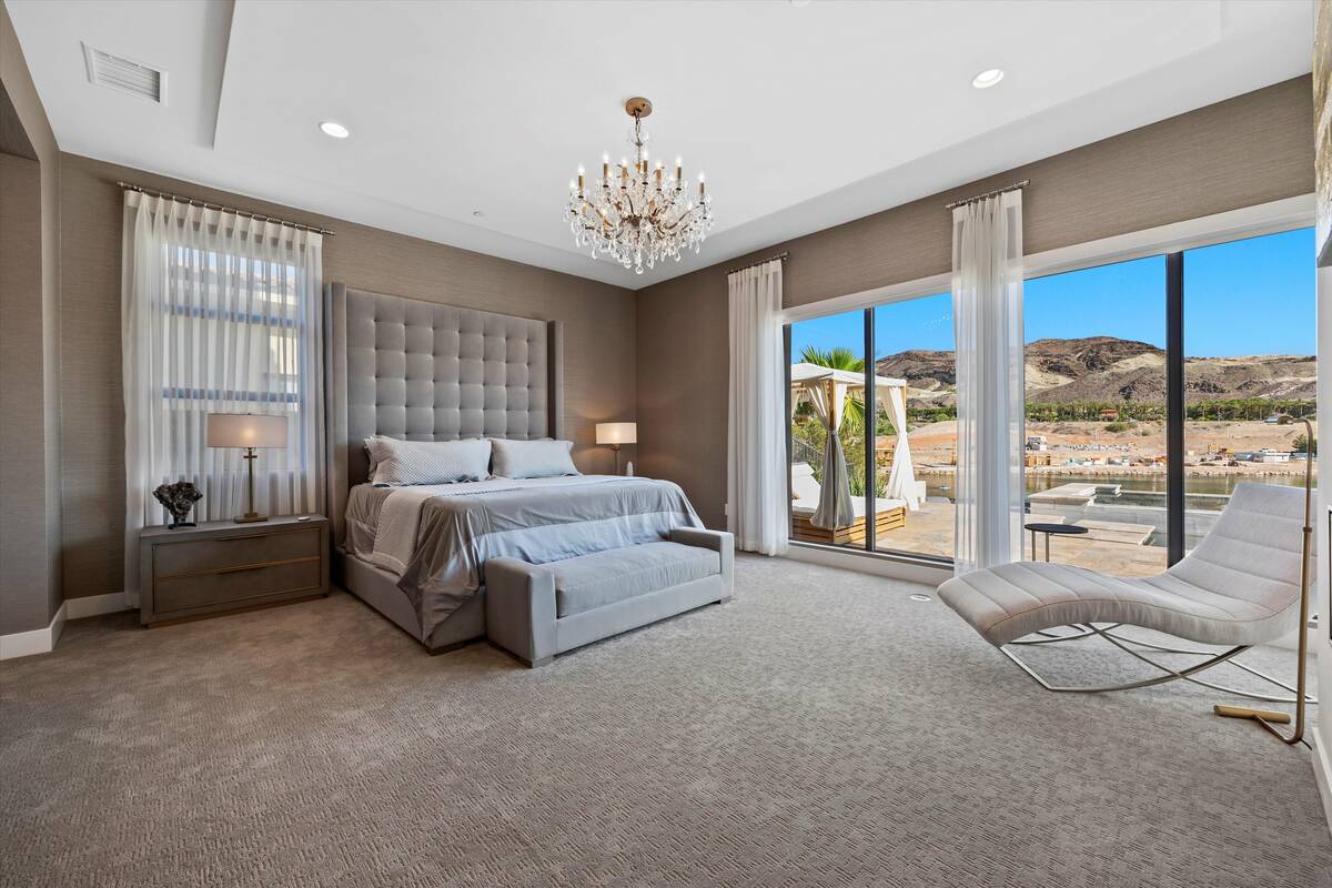 Master bedroom. (Coldwell Banker Premier Realty)