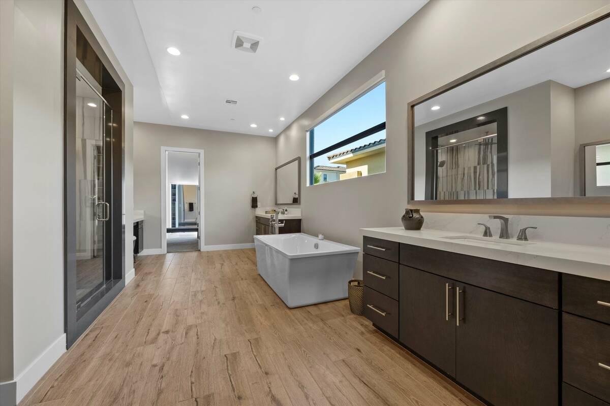 Master bath. (Coldwell Banker Premier Realty)
