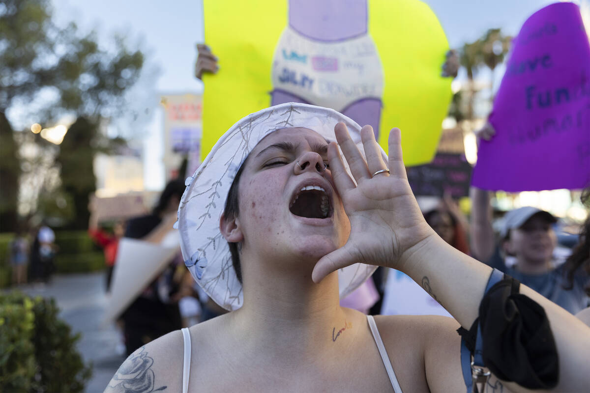 Para pengunjuk rasa berbaris di sepanjang strip Las Vegas untuk mendukung hak aborsi