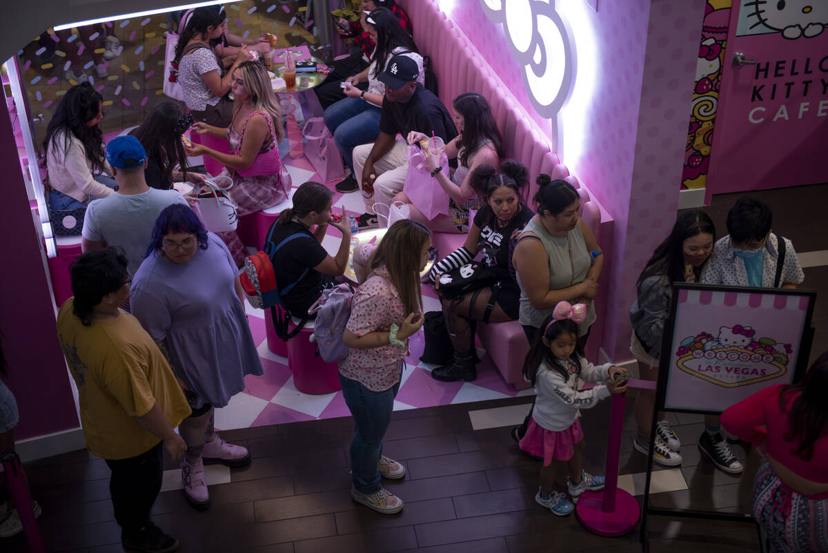 HELLO KITTY CAFE IN LAS VEGAS- Brand New Location at Fashion Show