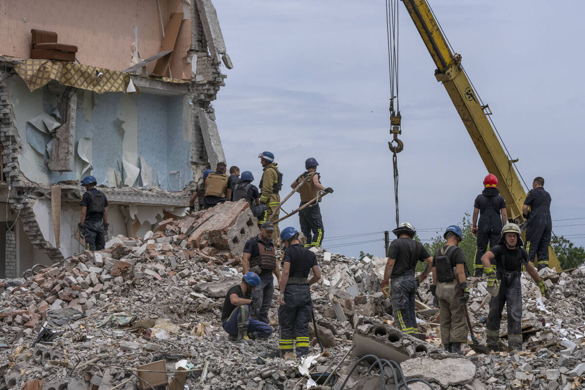 Serangan Rusia Tewaskan 15 Orang di Gedung Apartemen Ukraina;  lebih terjebak