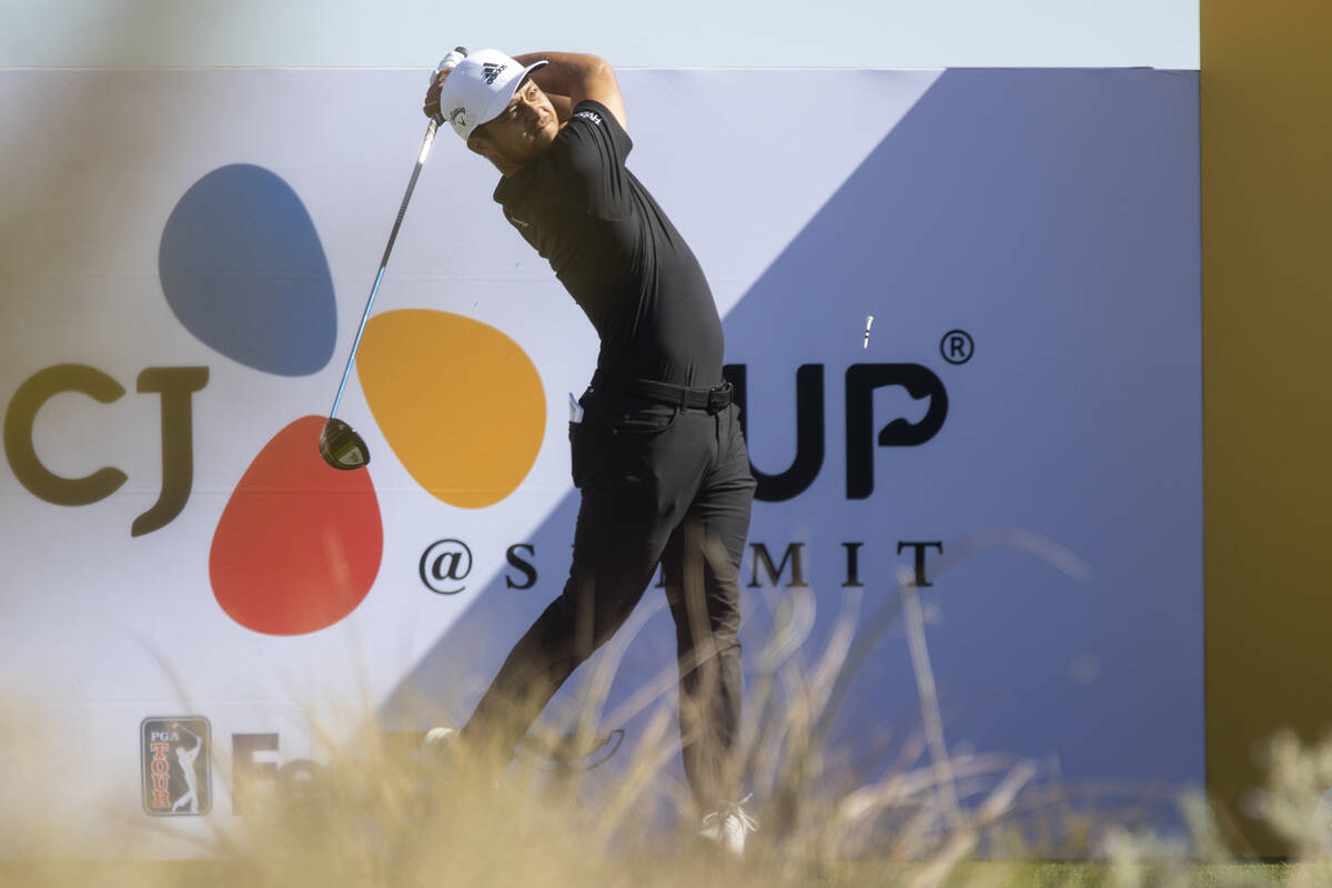 Xander Schauffele berkendara di British Open