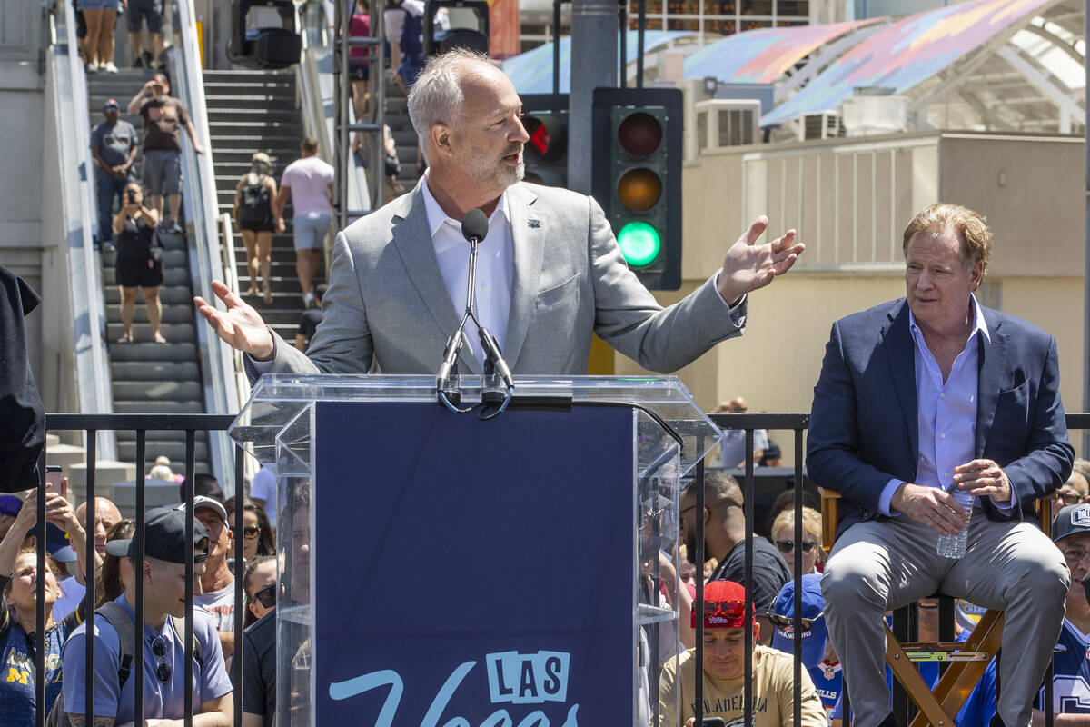 CEO LVCVA Steve Hill menerima kenaikan .602 per tahun, bonus 3.458