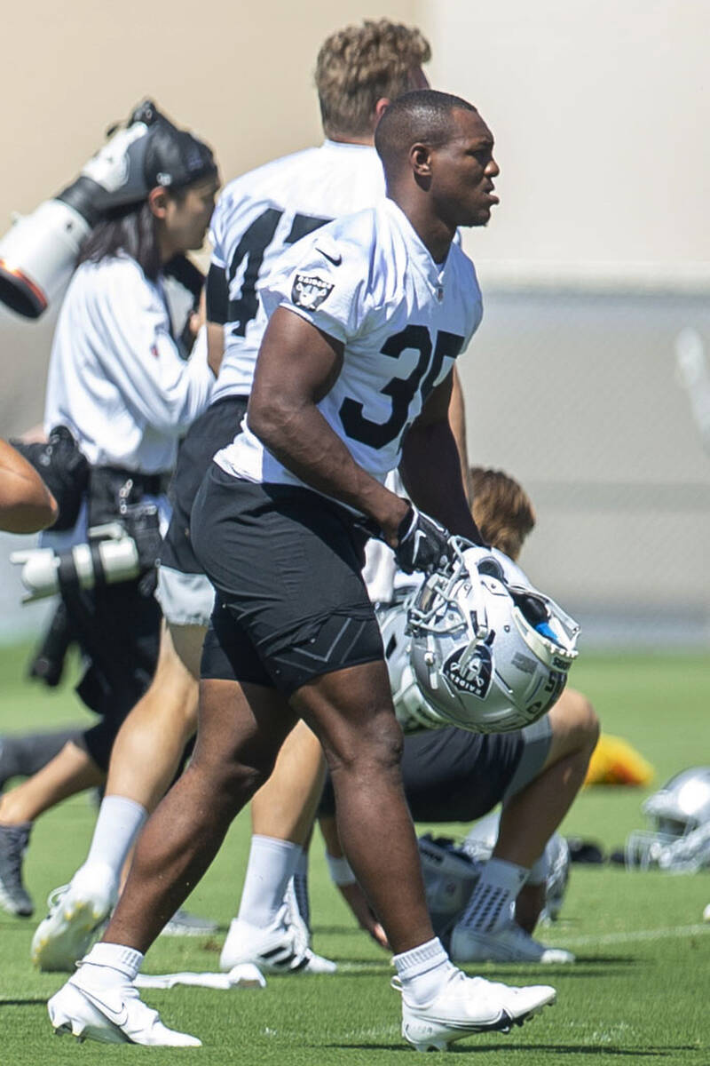 Raiders running back Zamir White (35) heads to the huddle during practice on Thursday, May 26, ...