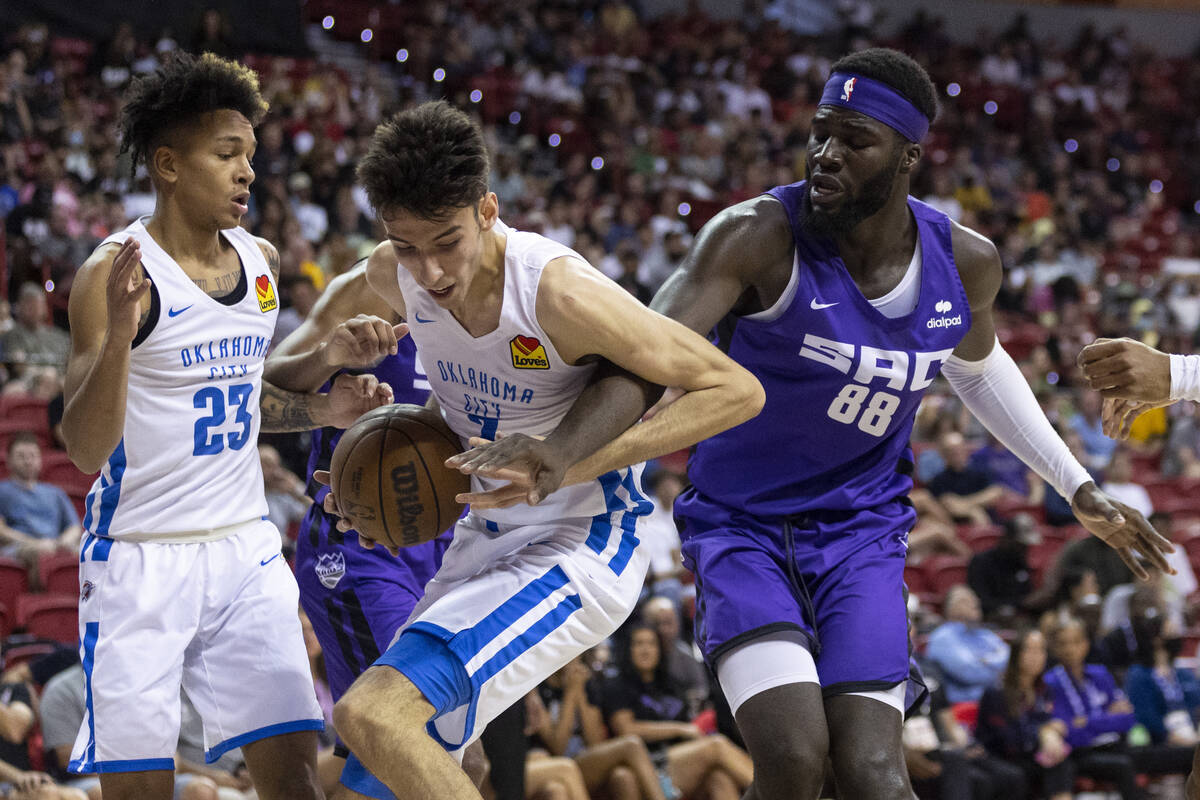 Oklahoma City Thunder's Chet Holmgren (7) fights for the ball with Sacramento Kings Neemias Que ...