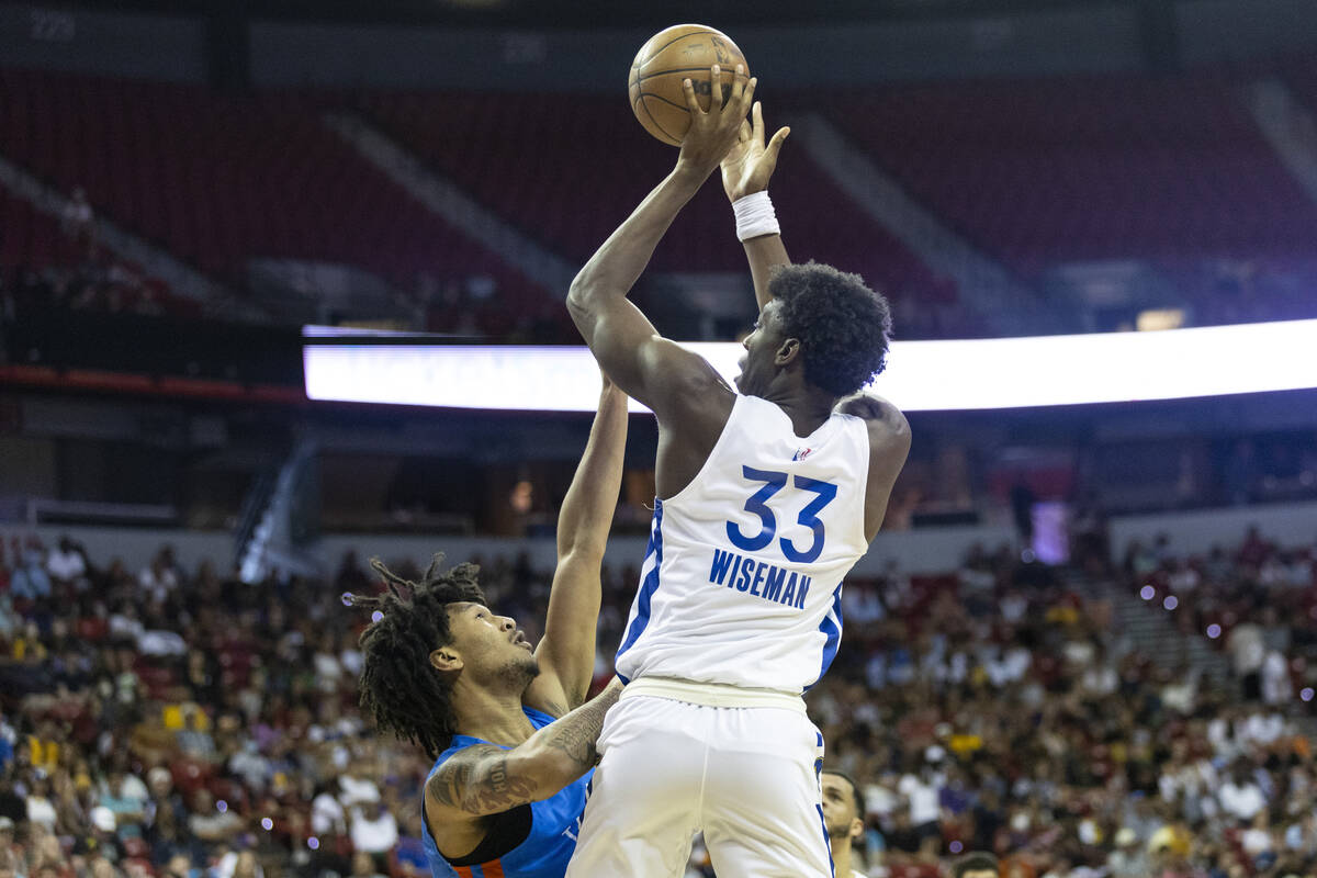 Golden State Warriors' James Wiseman (33) takes a shot over Oklahoma City Thunder's Jaylin Will ...