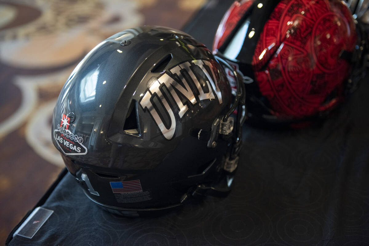 Pertarungan quarterback UNLV berlanjut saat kamp musim gugur mendekat