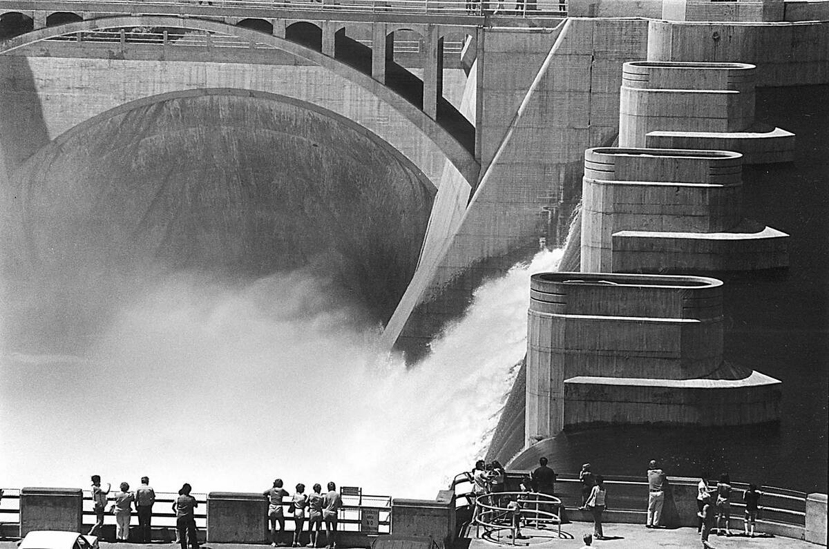 Tourists are seen at the Hoover Dam in summer 1983. (Las Vegas Review-Journal)