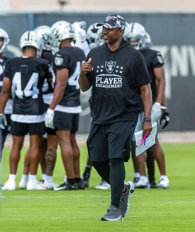 Raiders defensive coordinator Patrick Graham talks to players during training camp in the Inter ...