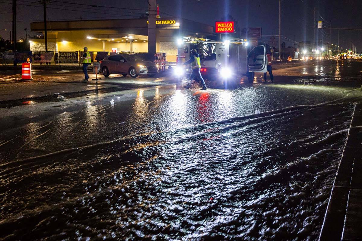 Seorang kru jalan memblokir Charleston Blvd yang banjir.  di South Spencer Street sebagai gerakan badai yang dahsyat…