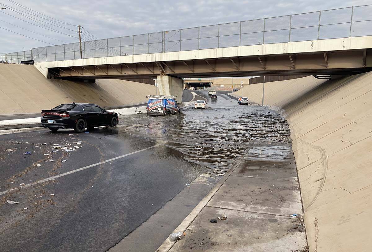 Banjir di barat Washington Avenue berlanjut Kamis pagi.  (Matthew Atencio / Las Ve...