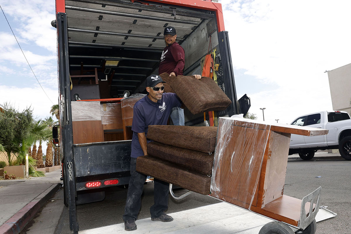 Keluarga yang baru ditampung menerima furnitur dari kemitraan Las Vegas