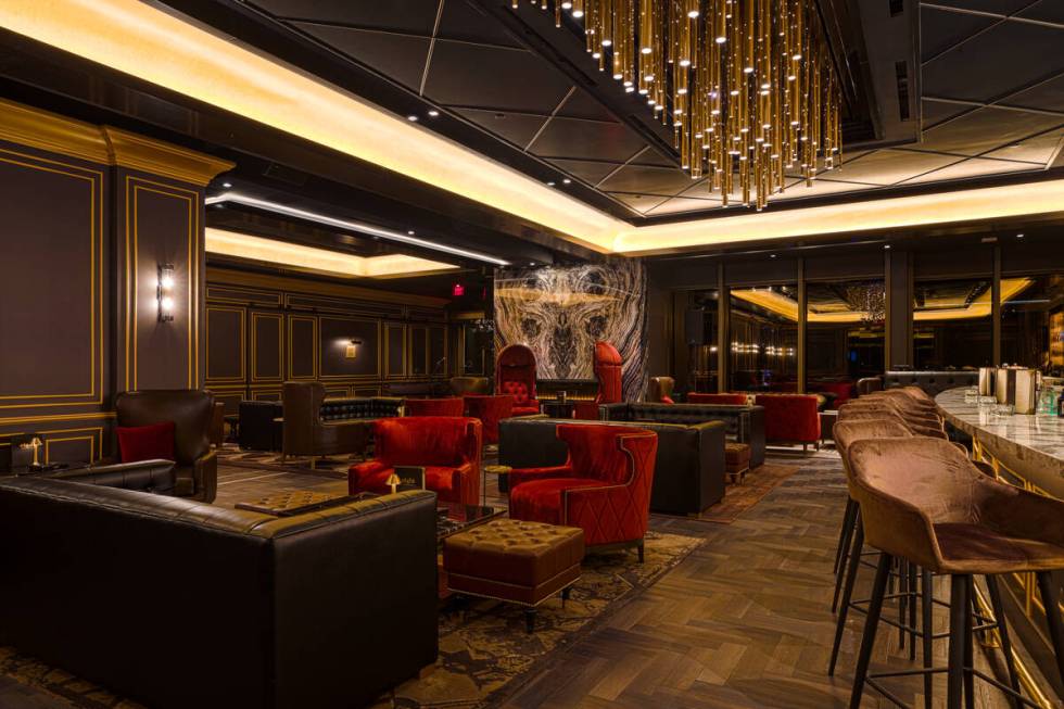 Eight Lounge di Resorts World menawarkan musik akhir pekan dan minuman beralkohol di terasnya dengan pemandangan ...