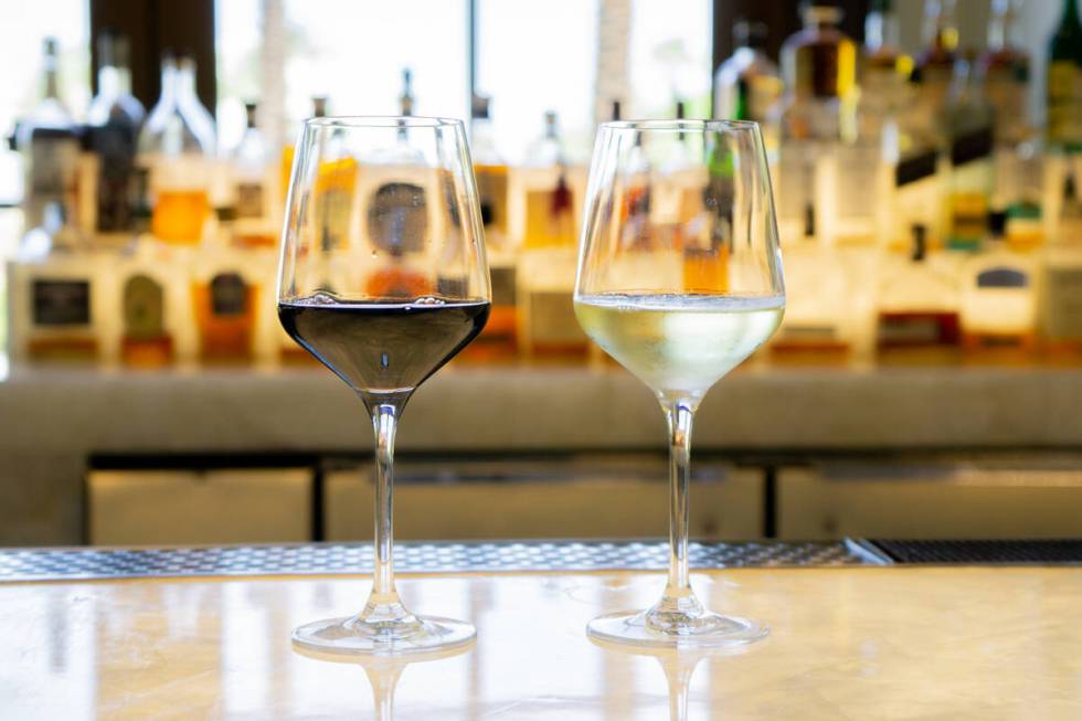 Sunset Wine Hour di Green Valley Ranch menghadirkan anggur $10 pilihan per gelas dan setengah ...