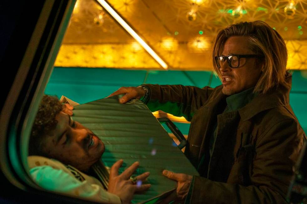 Bad Bunny dan Brad Pitt membintangi Bullet Train.  FOTO OLEH: Scott Garfield