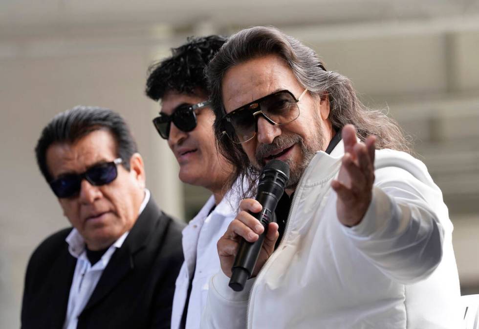 Anggota grup grupera Meksiko Los Bukis, dari kiri, Pedro Sanchez, Roberto Guadarrama dan ...
