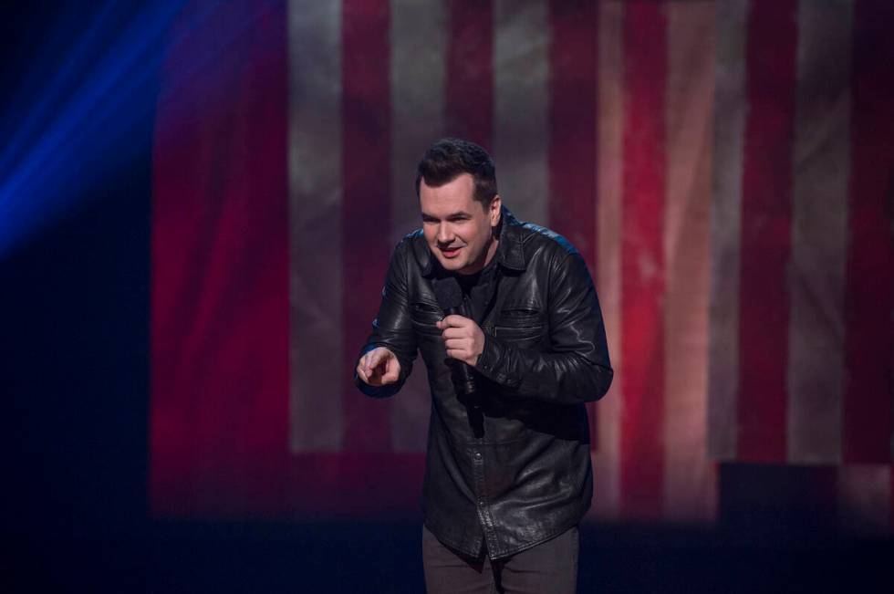 Jim Jefferies dalam sebuah adegan dari komedi spesial Netflix-nya "Jim Jefferies: Freedumb." (...