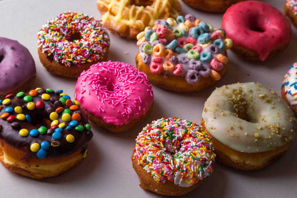 Toko Randy's Donuts yang baru di Rainbow Boulevard dan Sahara Avenue, toko pertama di Las Vegas…