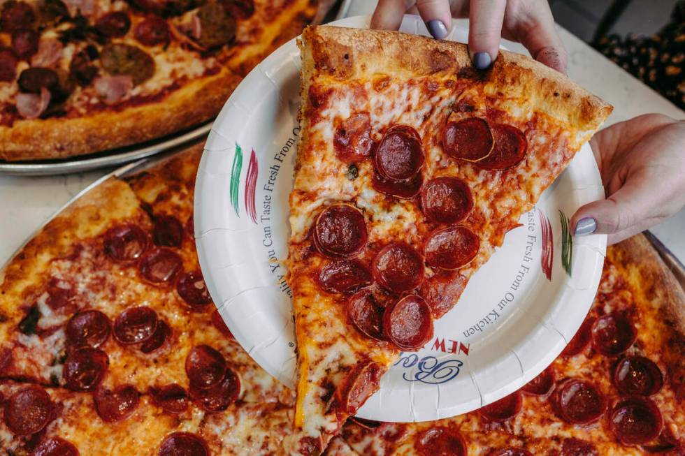 Sepotong pizza pepperoni dari Bonanno's New York Pizzeria, yang memiliki sembilan lokasi di Las Ve...