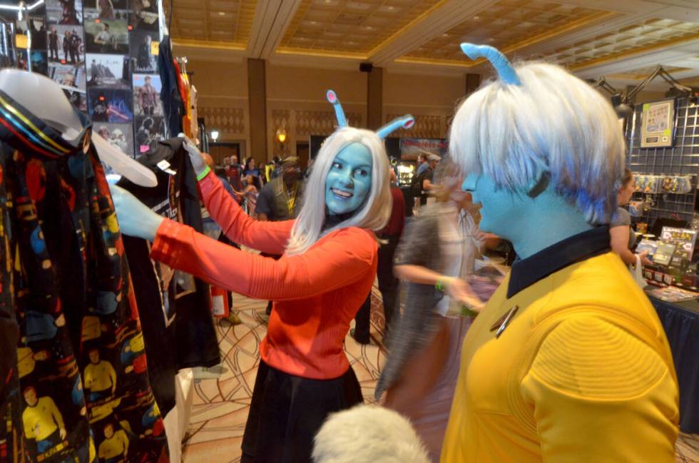 Diana Quake dan Tim Harrison, berpakaian seperti orang Andoria, melihat kaus selama Star Trek Las…