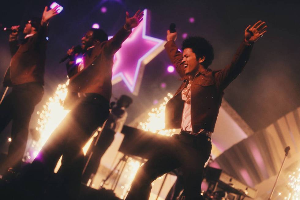 Bruno Mars dan Anderson .Paak ditampilkan dalam produksi residensi Silk Sonic mereka di Dolby Live…
