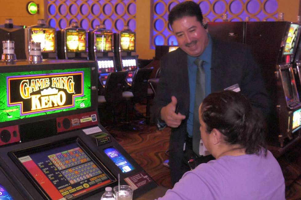 Spesialis layanan tamu Red Rock Casino Ephrain Trillo memberi selamat kepada pemain setelah memenangkan $1,6…