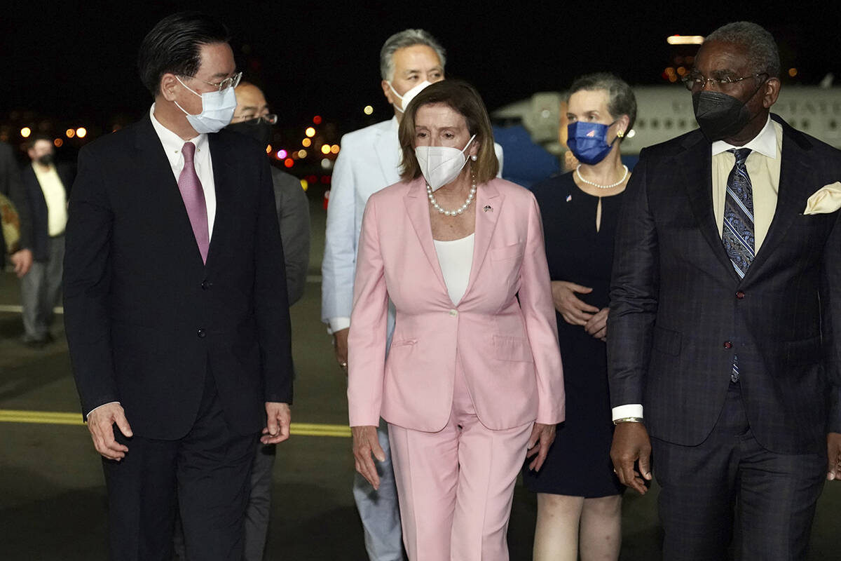 Nancy Pelosi mendarat di Taiwan meskipun China mengancam ‘konsekuensi serius’
