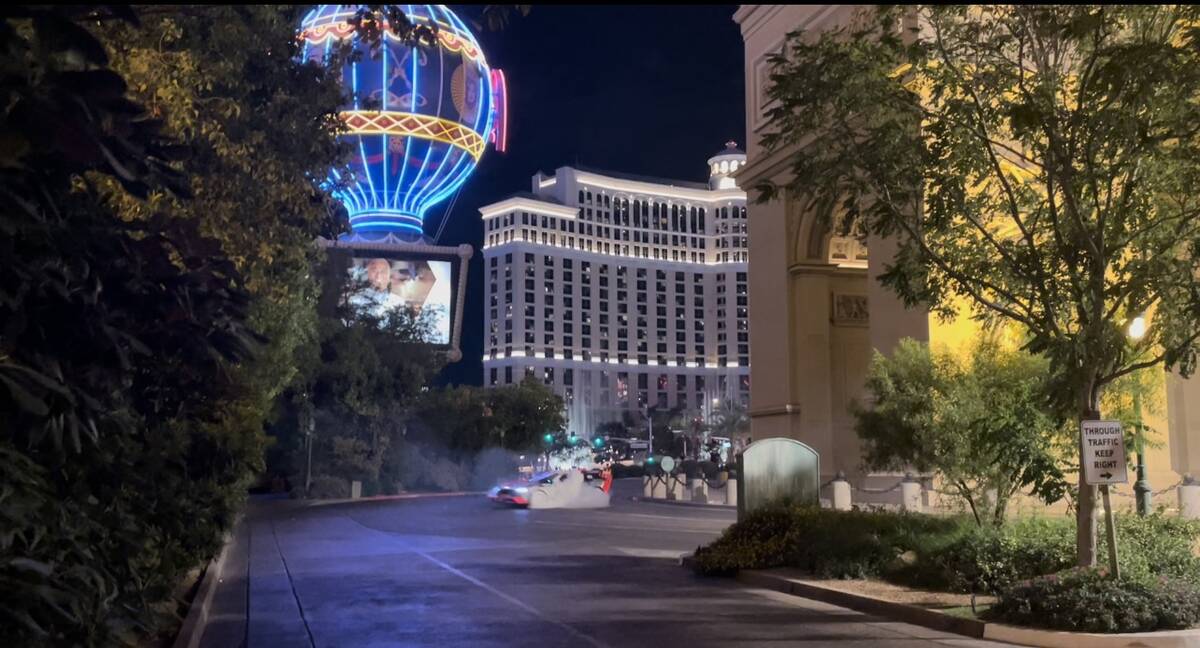 Rod Stewart stuns wedding couple on Las Vegas Strip