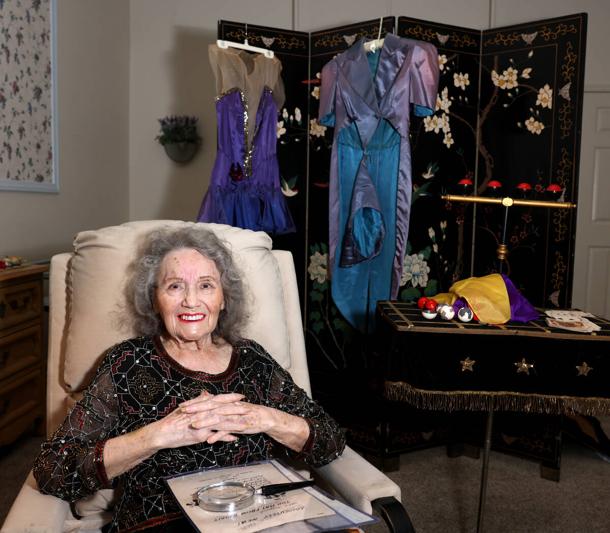 Magician Gloria Dea, 99, looks at old photos at her Las Vegas home Tuesday, Aug. 9, 2022. Dea w ...