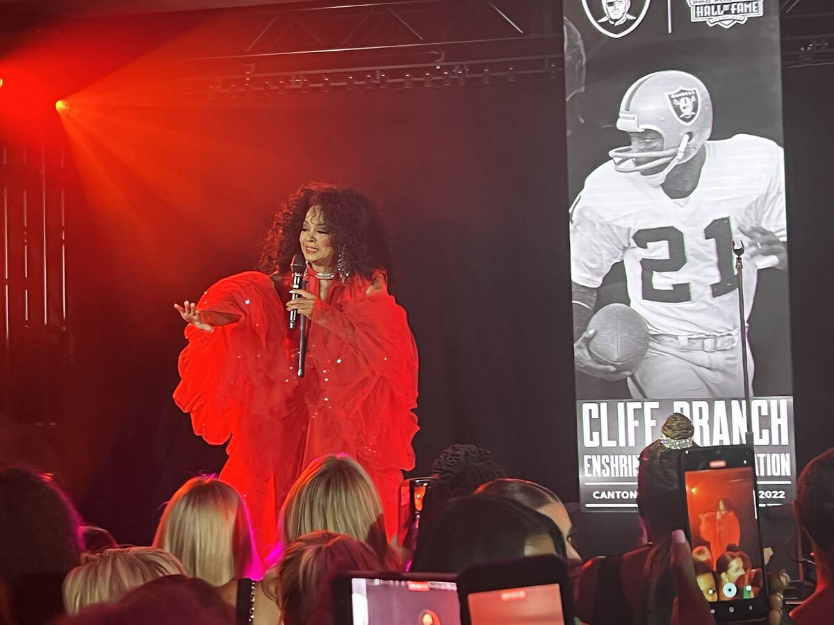 Penampilan mengejutkan Diana Ross mengacaukan pesta Cabang Tebing Las Vegas Raiders
