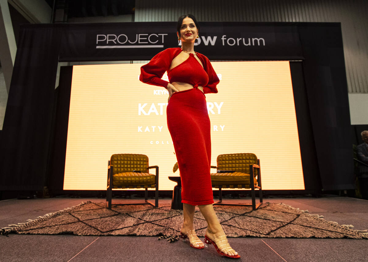 Katy Perry dan Kristin Cavallari berbicara di MAGIC Las Vegas