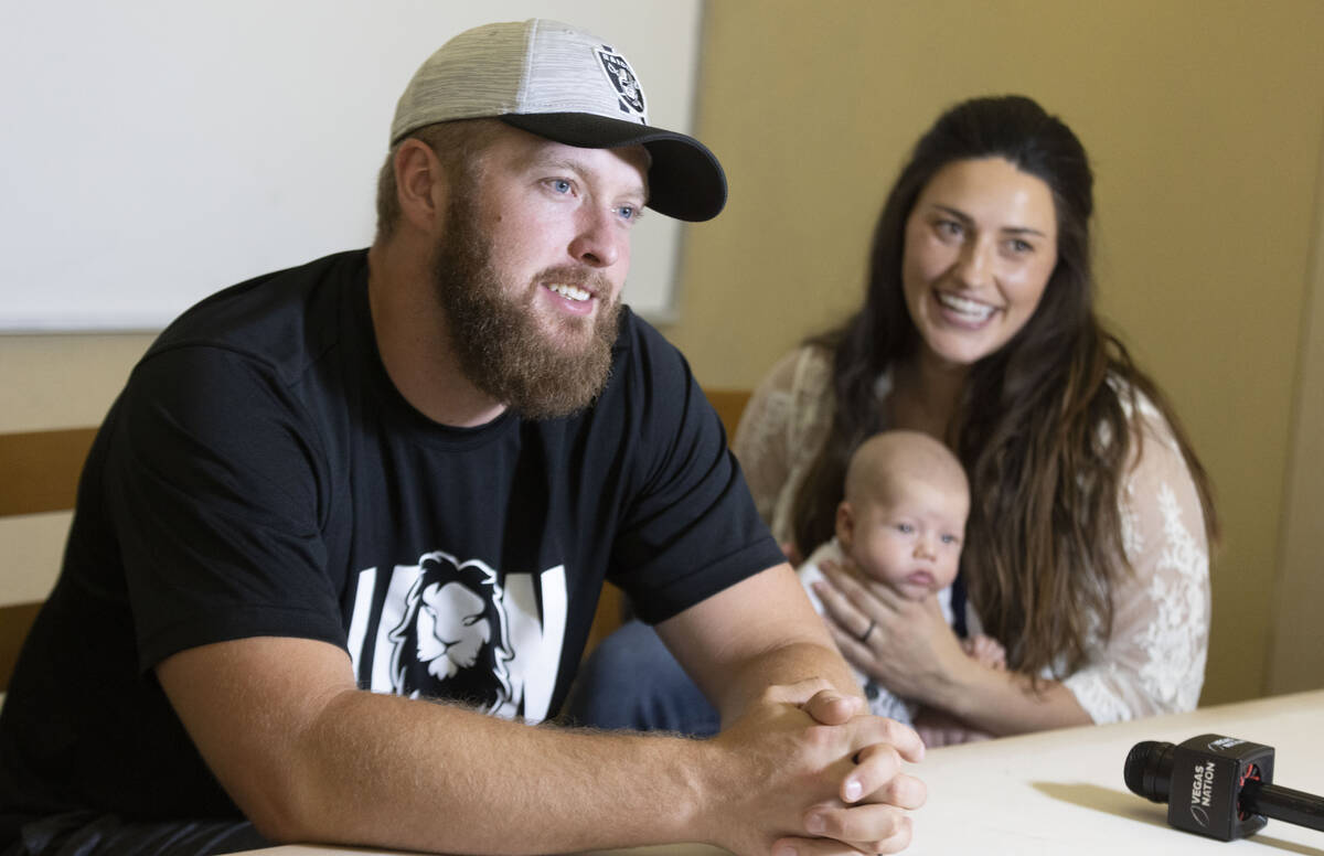 Raiders ‘Trent Sieg, istri Carly memiliki seorang putra setelah 2 kali keguguran