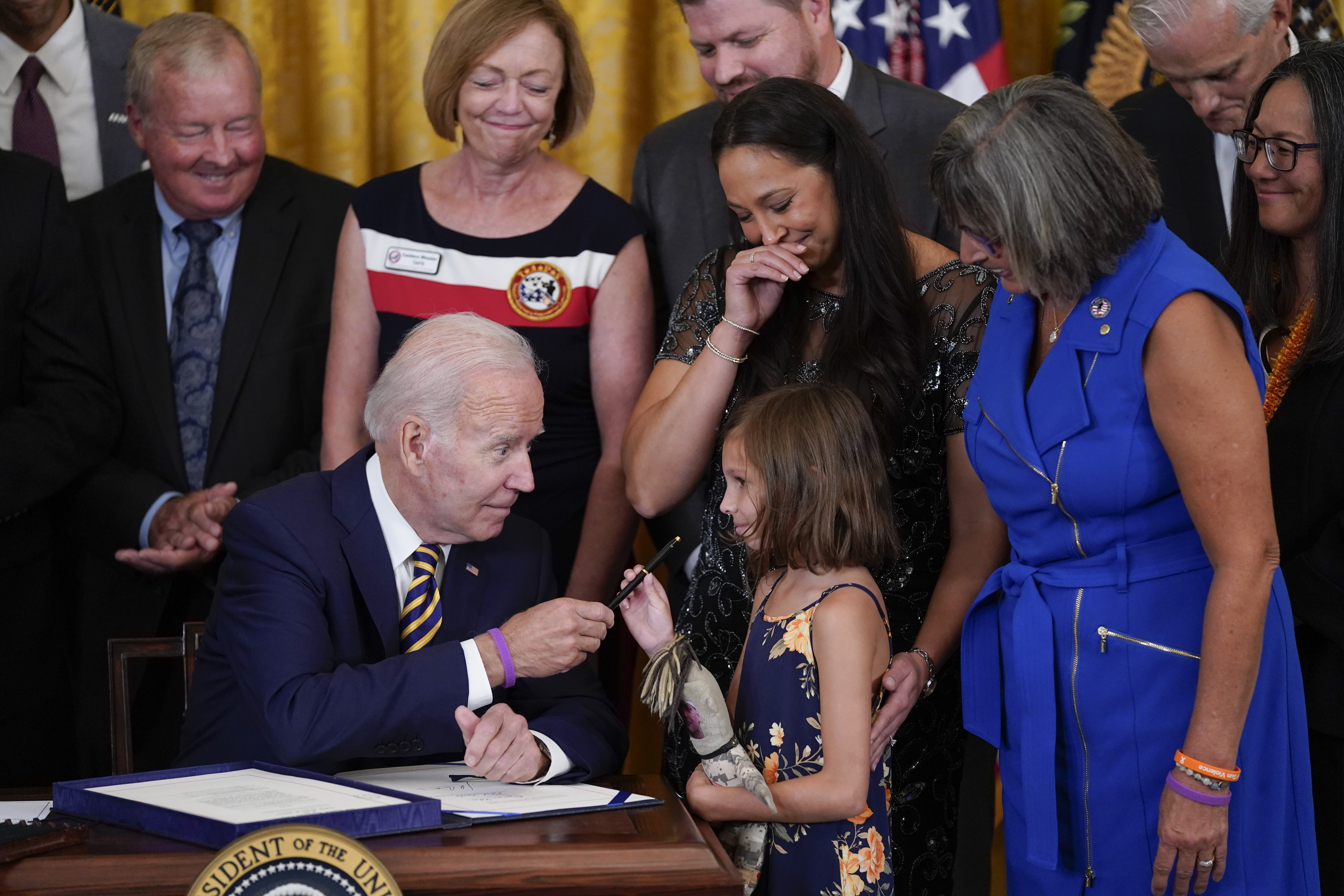 Biden menandatangani bantuan ‘membakar sumur’ untuk dokter hewan;  kemenangan pribadi