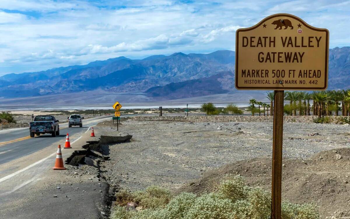 Los vehículos pasan por los daños de la carretera en la State Route 190 adyacente a The Inn a ...