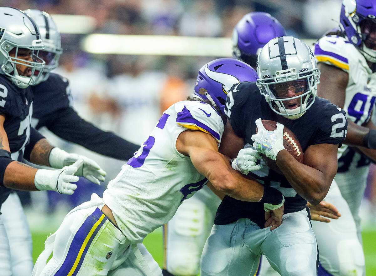 Vikings linebacker Troy Dye (45) wraps up Raiders running back Kenyan Drake (23) near the end z ...