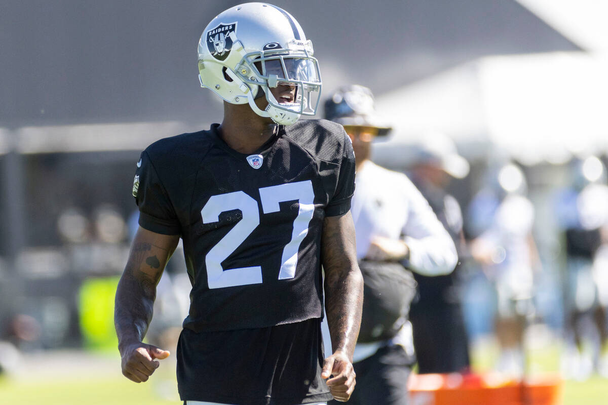 Raiders cornerback Trayvon Mullen Jr. (27) warms up during the team’s training camp prac ...