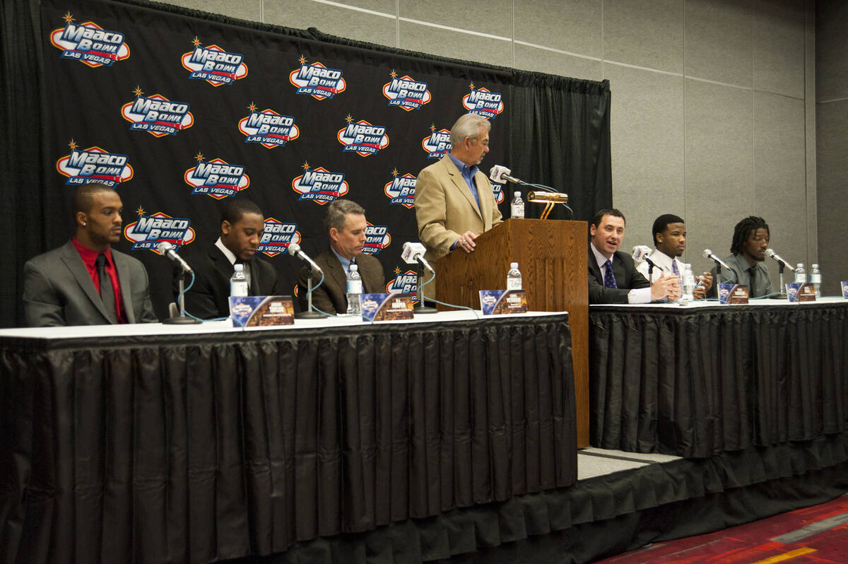 Konferensi pers yang menampilkan peserta MAACO Bowl, Boise Sate Broncos dan Washington...