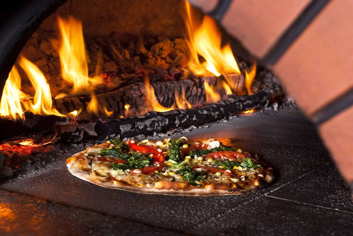 Oven pizza luar ruangan menghasilkan pai yang enak