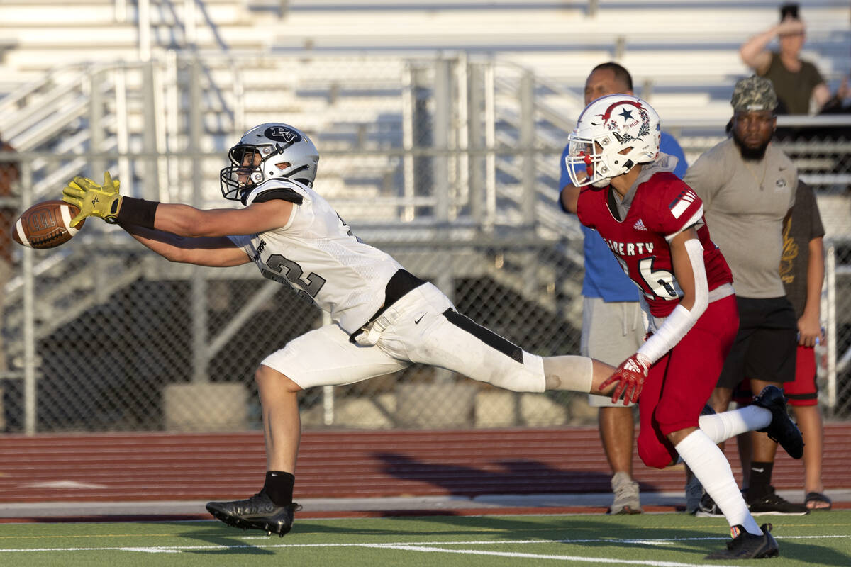 Palo Verde tight end Jake Fields (22) misses the catch on a touchdown pass while Liberty&#x201 ...