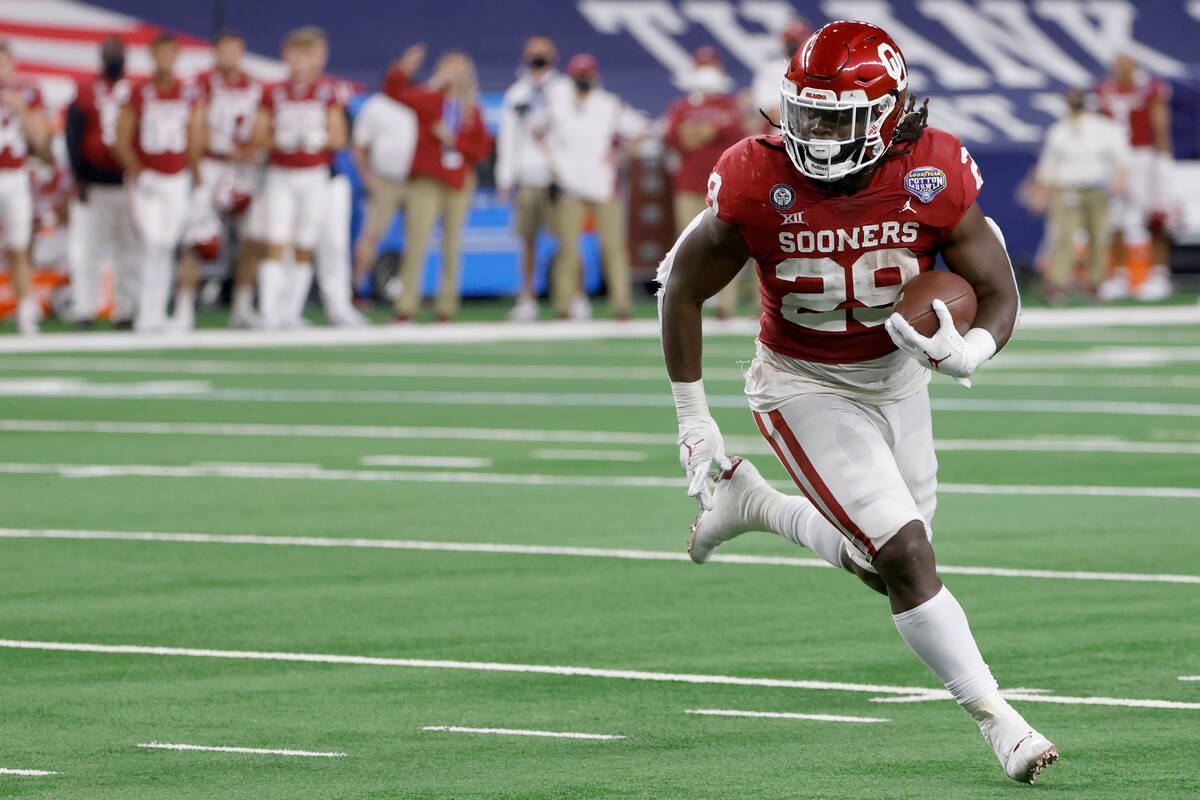 Oklahoma running back Rhamondre Stevenson (29) carries the ball against Florida during the NCAA ...