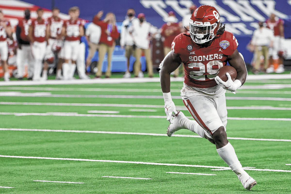 Oklahoma running back Rhamondre Stevenson (29) carries the ball against Florida during the NCAA ...