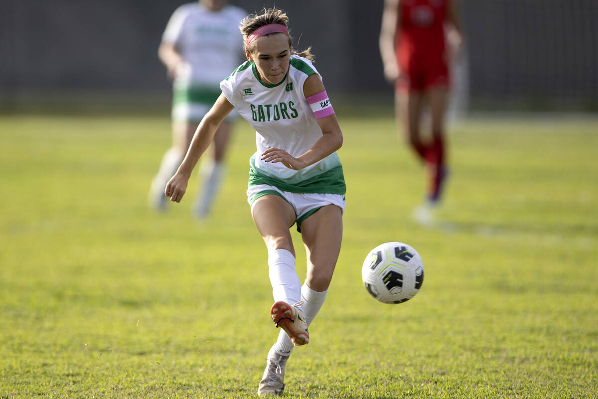 Green Valley’s Riley Cardenas (1) passes up the field during a girls high school soccer ...
