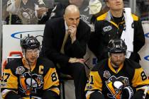 Pittsburgh Penguins assistant coach Rick Tocchet stands behind Sidney Crosby (87) and Phil Kess ...