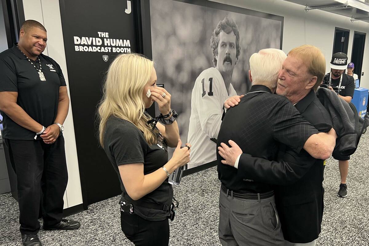 Raiders menghormati David Humm dengan menamai stan radio Allegiant Stadium setelah mantan QB