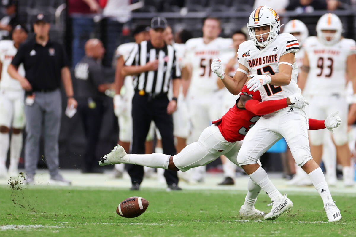UNLV Rebels defensive back Johnathan Baldwin (3) forces a missed catch opportunity for Idaho St ...